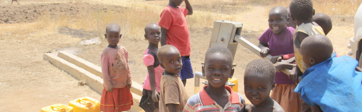 Kinder am reparierten Brunnen2