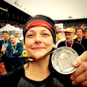 Malin Jones efter slutfört Stockholm Marathon 2015